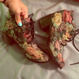Floral heeled booties 🌸🌼🌸